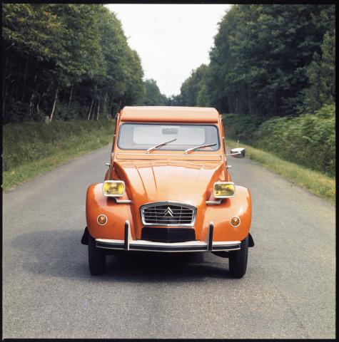 2cv6_1975_vue_avant.jpg